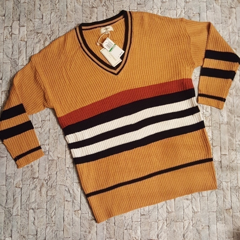 No COMMENT NY.LA slouchy V-nk sweater. NWT